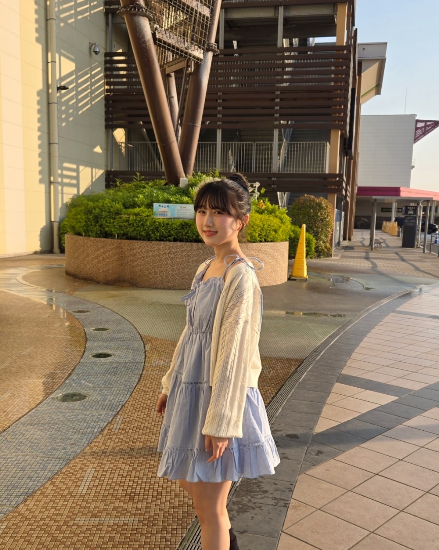 ブルー系のワンピース、ホワイト系のカーディガン/ボレロを着用したレディースの春コーディネートの5枚目の写真