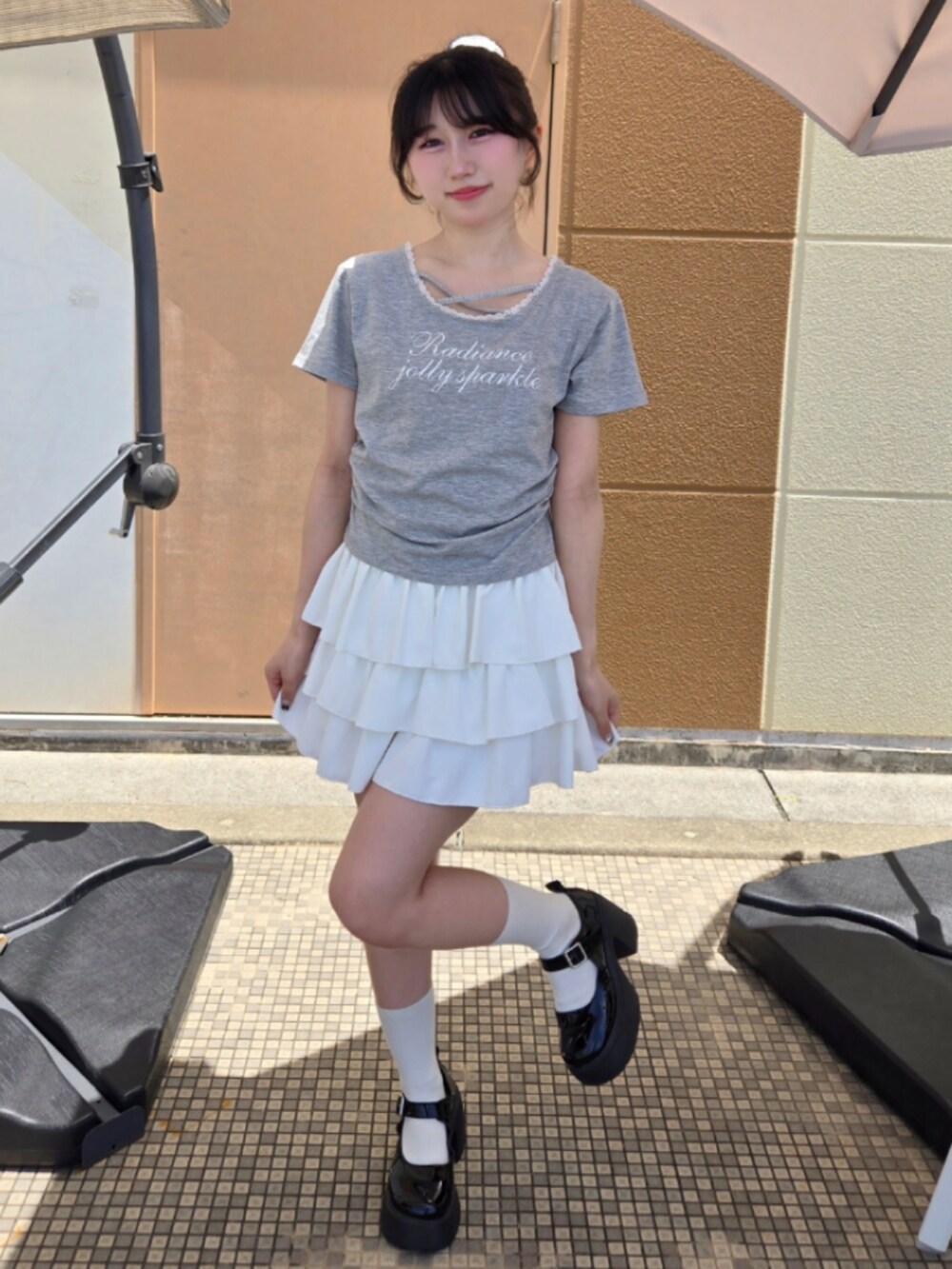 グレー系のTシャツ/カットソー、ホワイト系のスカートを着用したレディースの夏コーディネートの3枚目の写真