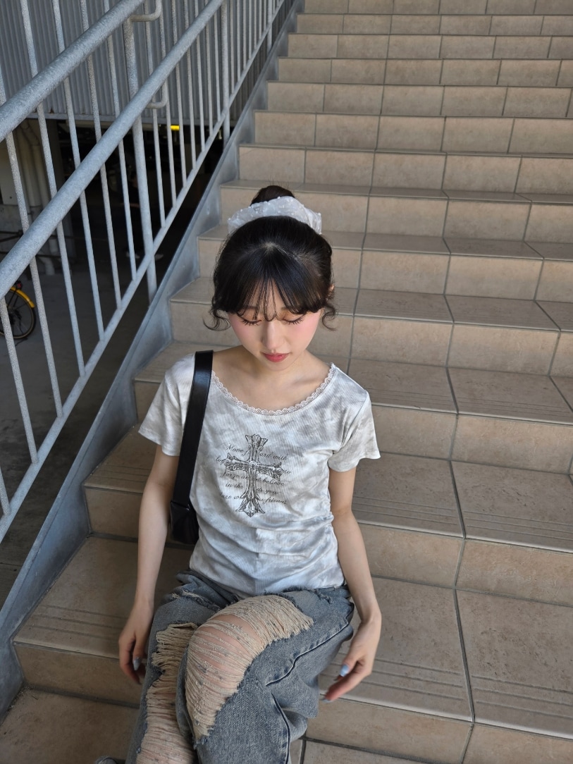 「INGNI、トレンド、プチプラ、プチプラコーデ、カジュアル、デニム、韓国コーデ、韓国ファッション、夏、夏コーデ、低身長、低身長コーデ、デニムコーデ、ootd、今日のコーデ」｜「INGNIのムラ染めレースサイドギャザークロスロゴトップス（Tシャツ/カットソー、ホワイト系）」を使った、0shioris2さん（骨格ナチュラル・レディース・151cm）の夏コーディネートの3枚目の写真
