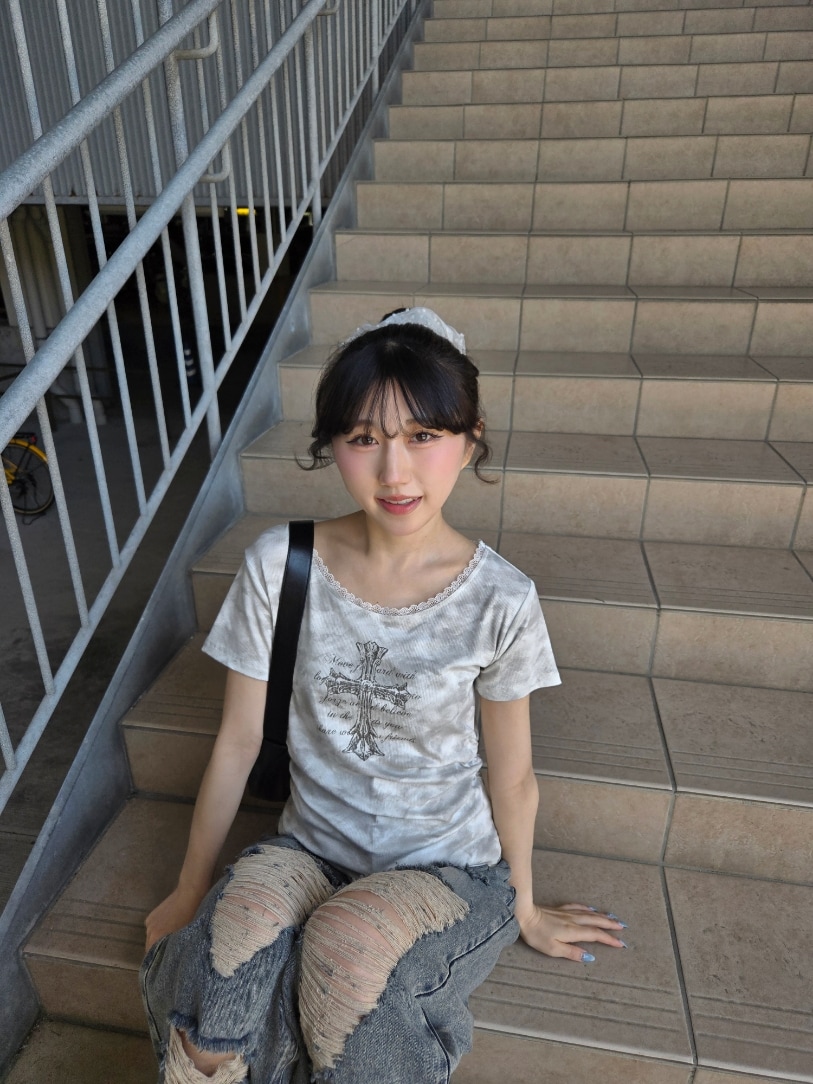 「INGNI、トレンド、プチプラ、プチプラコーデ、カジュアル、デニム、韓国コーデ、韓国ファッション、夏、夏コーデ、低身長、低身長コーデ、デニムコーデ、ootd、今日のコーデ」｜「INGNIのムラ染めレースサイドギャザークロスロゴトップス（Tシャツ/カットソー、ホワイト系）」を使った、0shioris2さん（骨格ナチュラル・レディース・151cm）の夏コーディネートの5枚目の写真