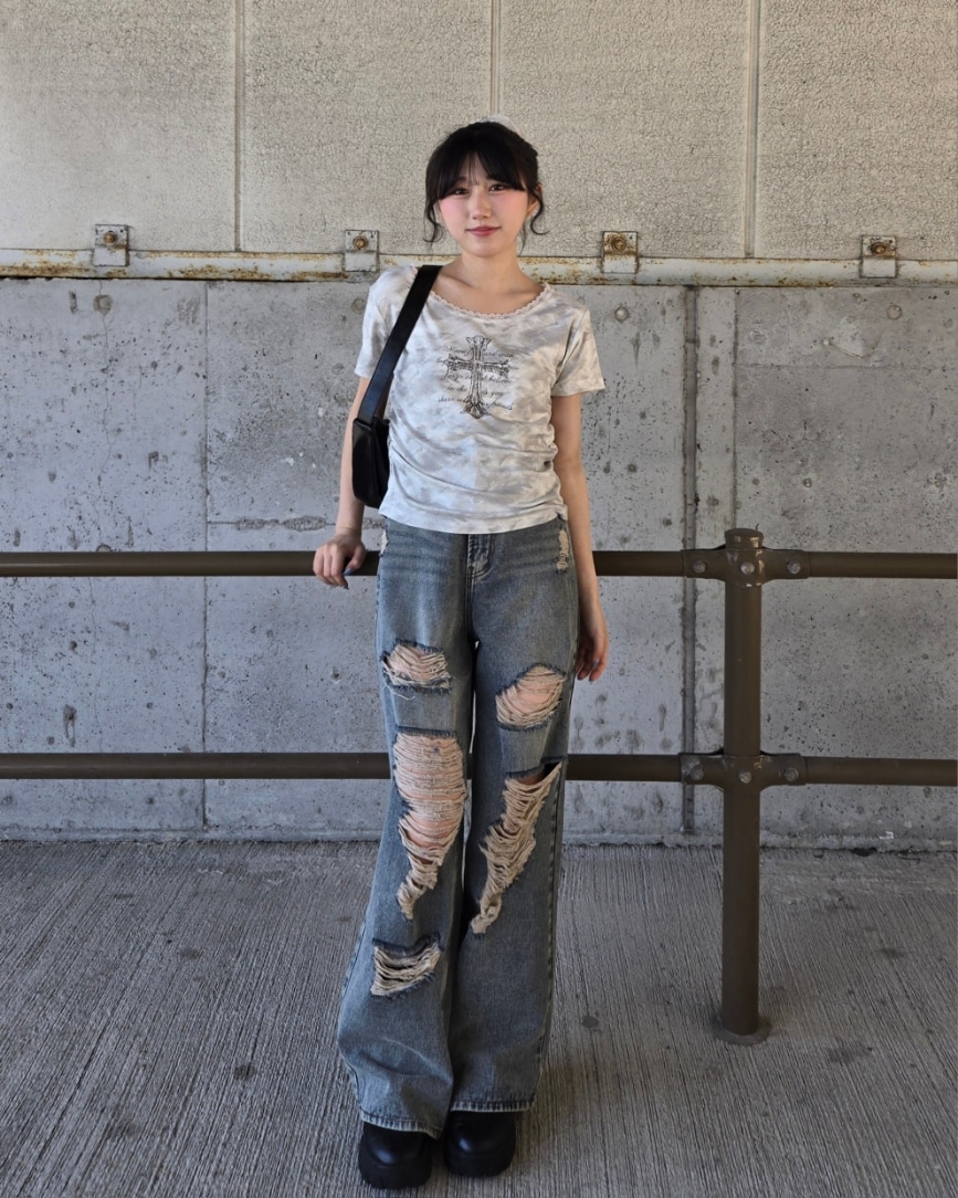 「INGNI、トレンド、プチプラ、プチプラコーデ、カジュアル、デニム、韓国コーデ、韓国ファッション、夏、夏コーデ、低身長、低身長コーデ、デニムコーデ、ootd、今日のコーデ」｜「INGNIのムラ染めレースサイドギャザークロスロゴトップス（Tシャツ/カットソー、ホワイト系）」を使った、0shioris2さん（骨格ナチュラル・レディース・151cm）の夏コーディネートの4枚目の写真