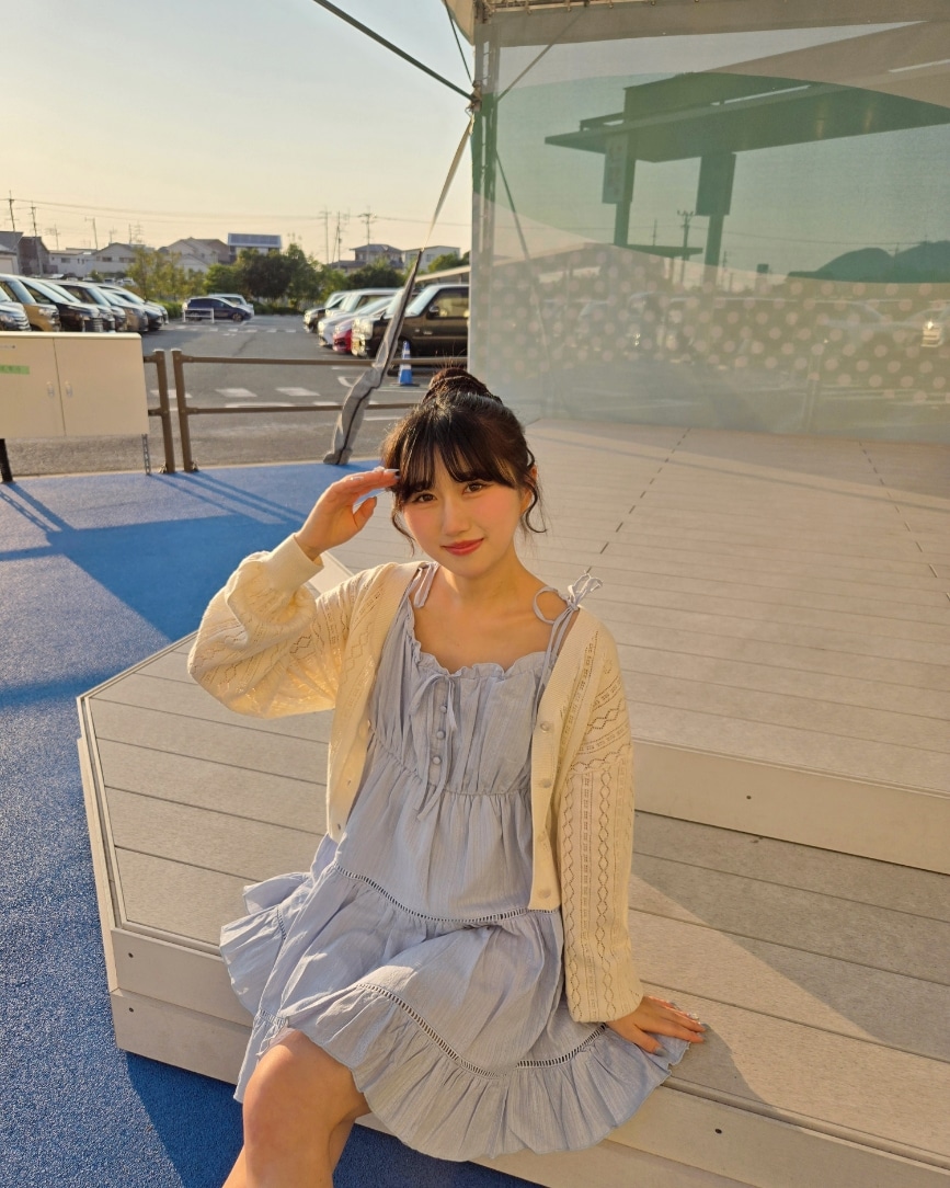 ブルー系のワンピース、ホワイト系のカーディガン/ボレロを着用したレディースの春コーディネートの4枚目の写真