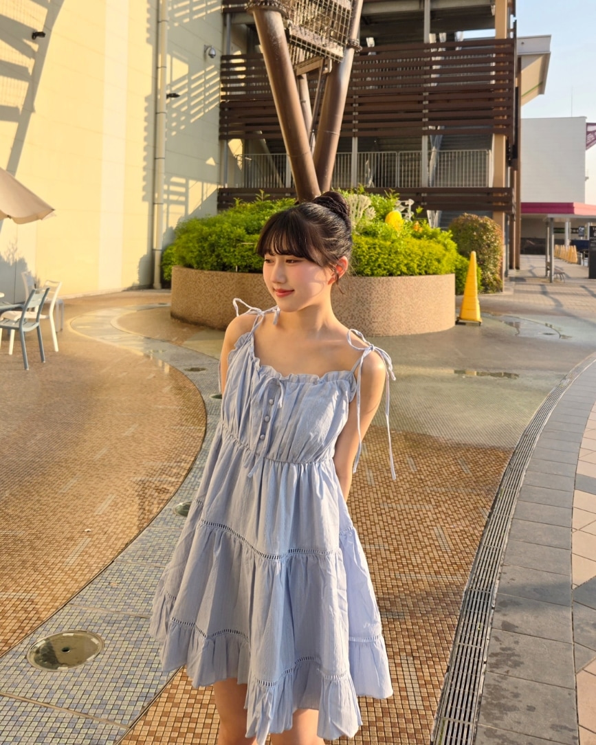 ブルー系のワンピース、ホワイト系のカーディガン/ボレロを着用したレディースの春コーディネートの3枚目の写真