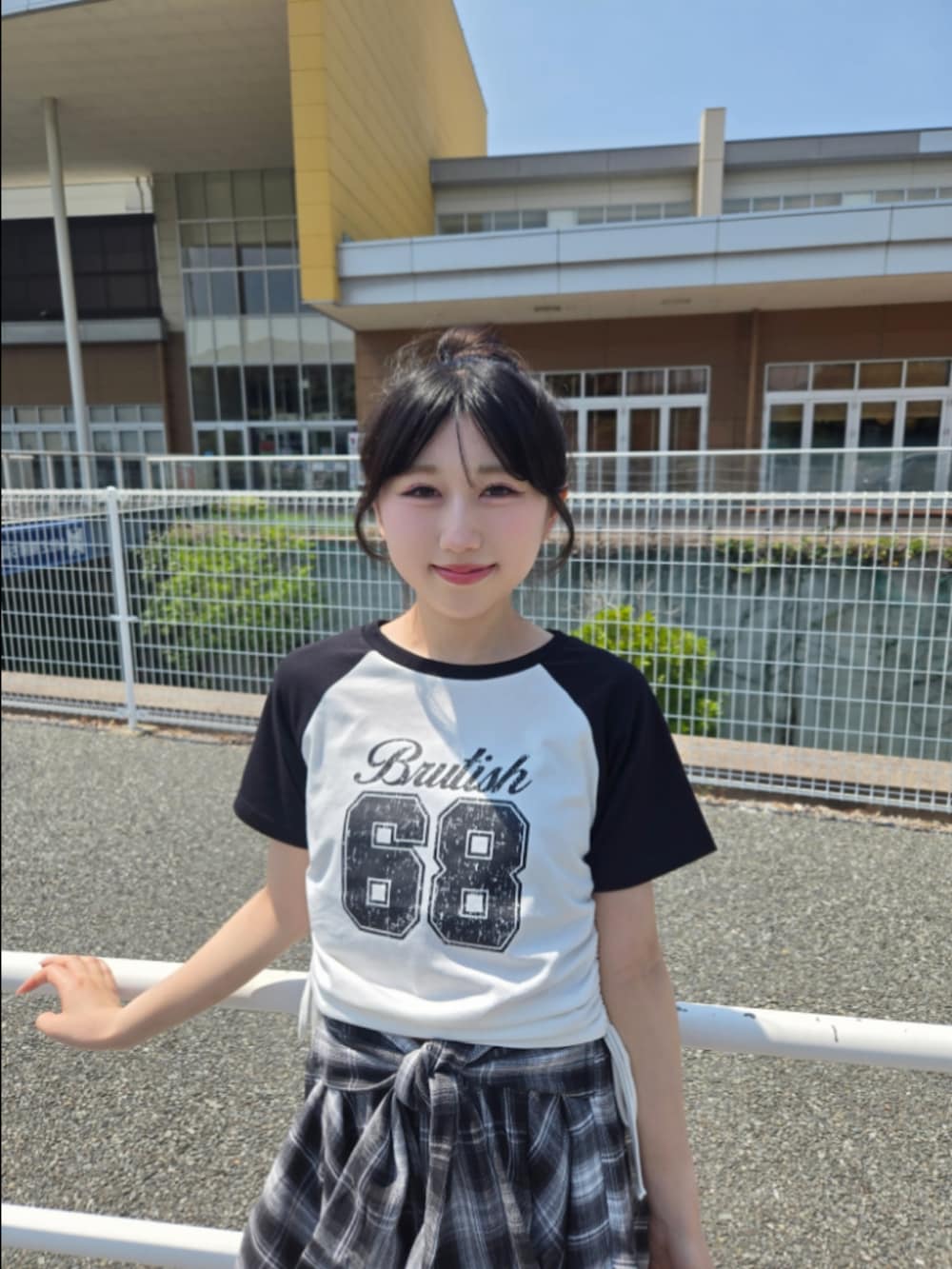 ホワイト系のTシャツ/カットソー、ブラック系のスカートを着用したレディースの夏コーディネートの3枚目の写真