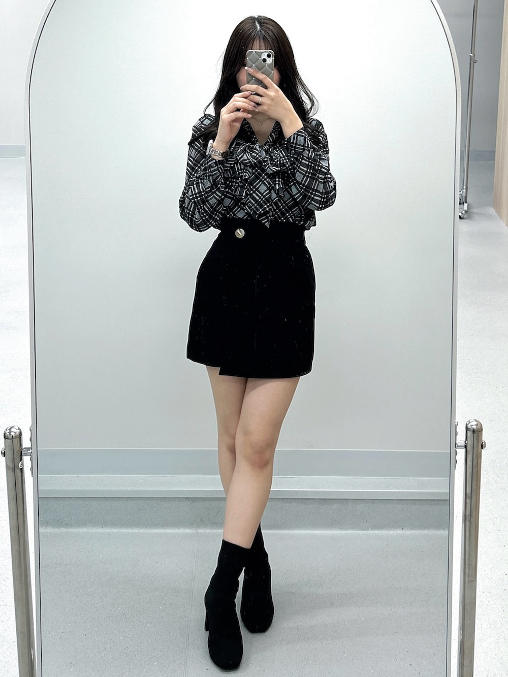 ブラック系のスカート、その他のシャツ/ブラウスを着用したレディースの春コーディネートの2枚目の写真