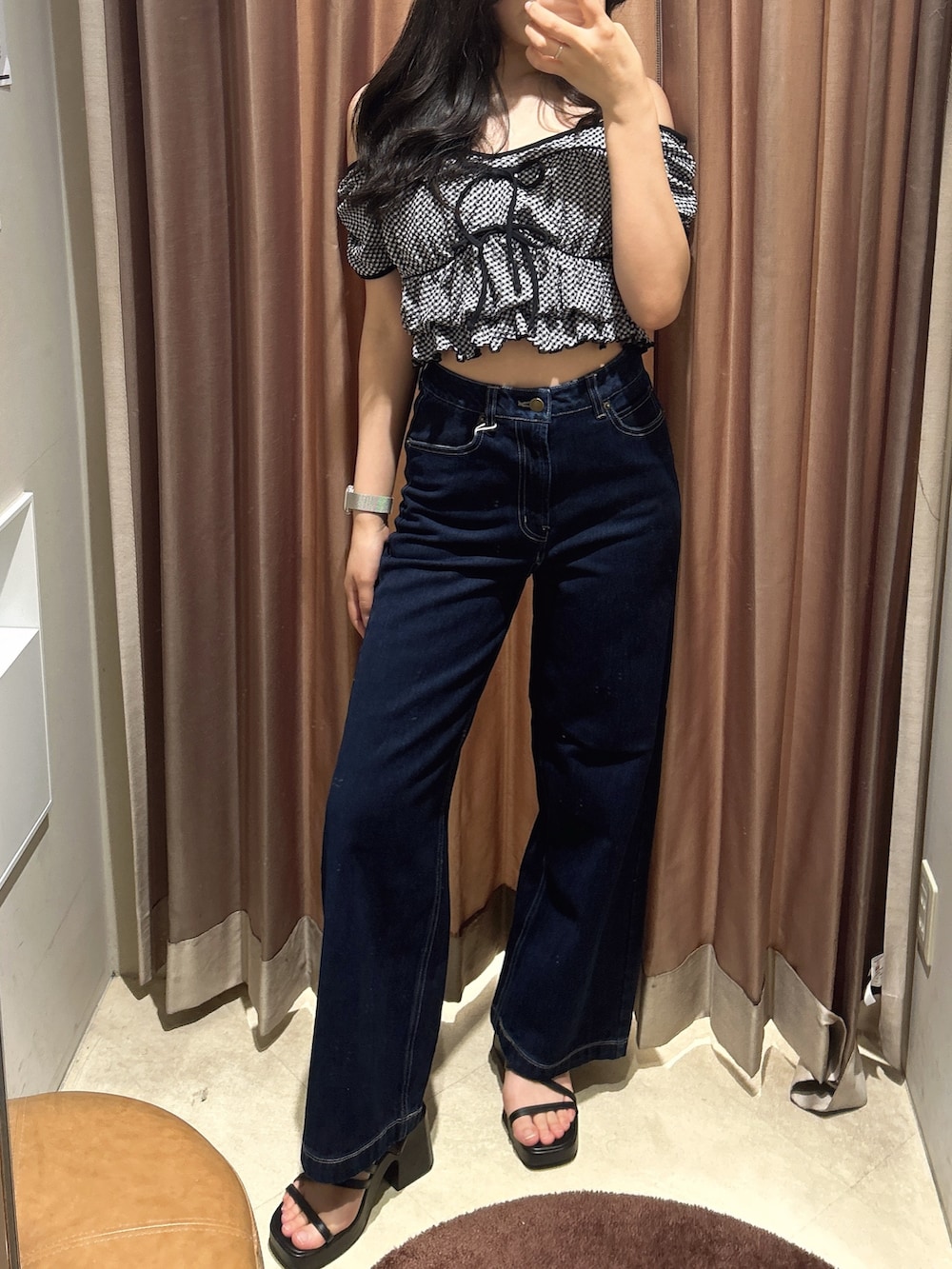 ブルー系のデニムパンツ、ブラック系のTシャツ/カットソーを着用したレディースの夏コーディネートの4枚目の写真