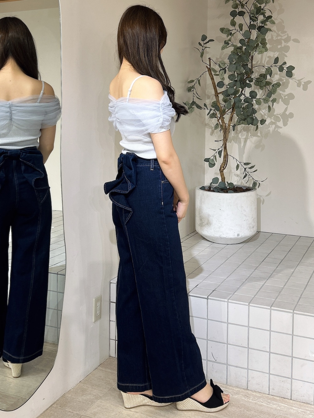 ブルー系のデニムパンツ、ブルー系のニット/セーターを着用したレディースの夏コーディネートの5枚目の写真