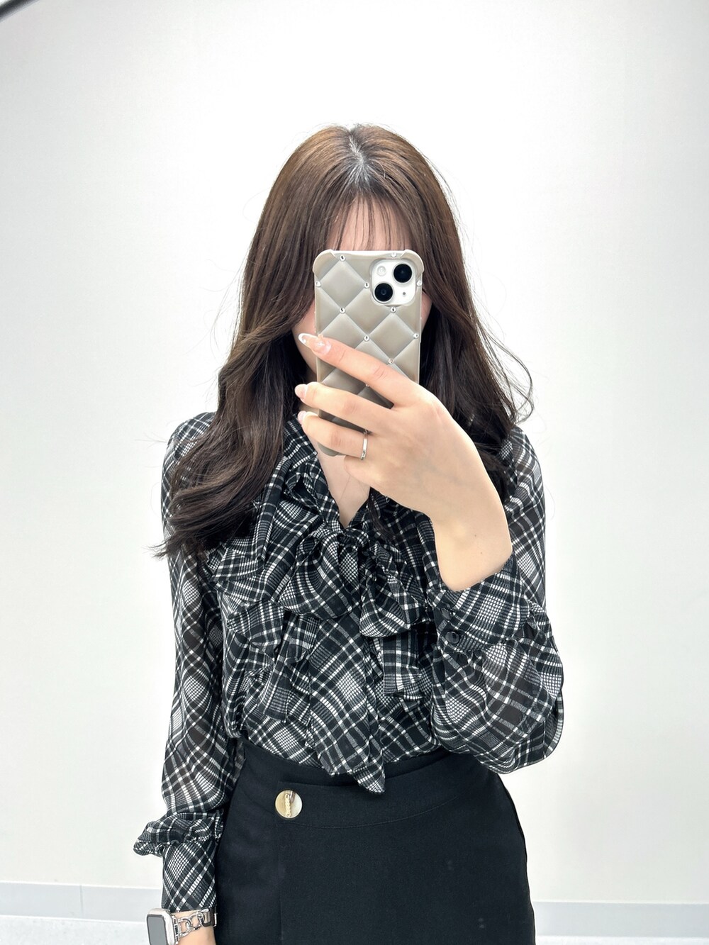 ブラック系のスカート、その他のシャツ/ブラウスを着用したレディースの春コーディネートの6枚目の写真