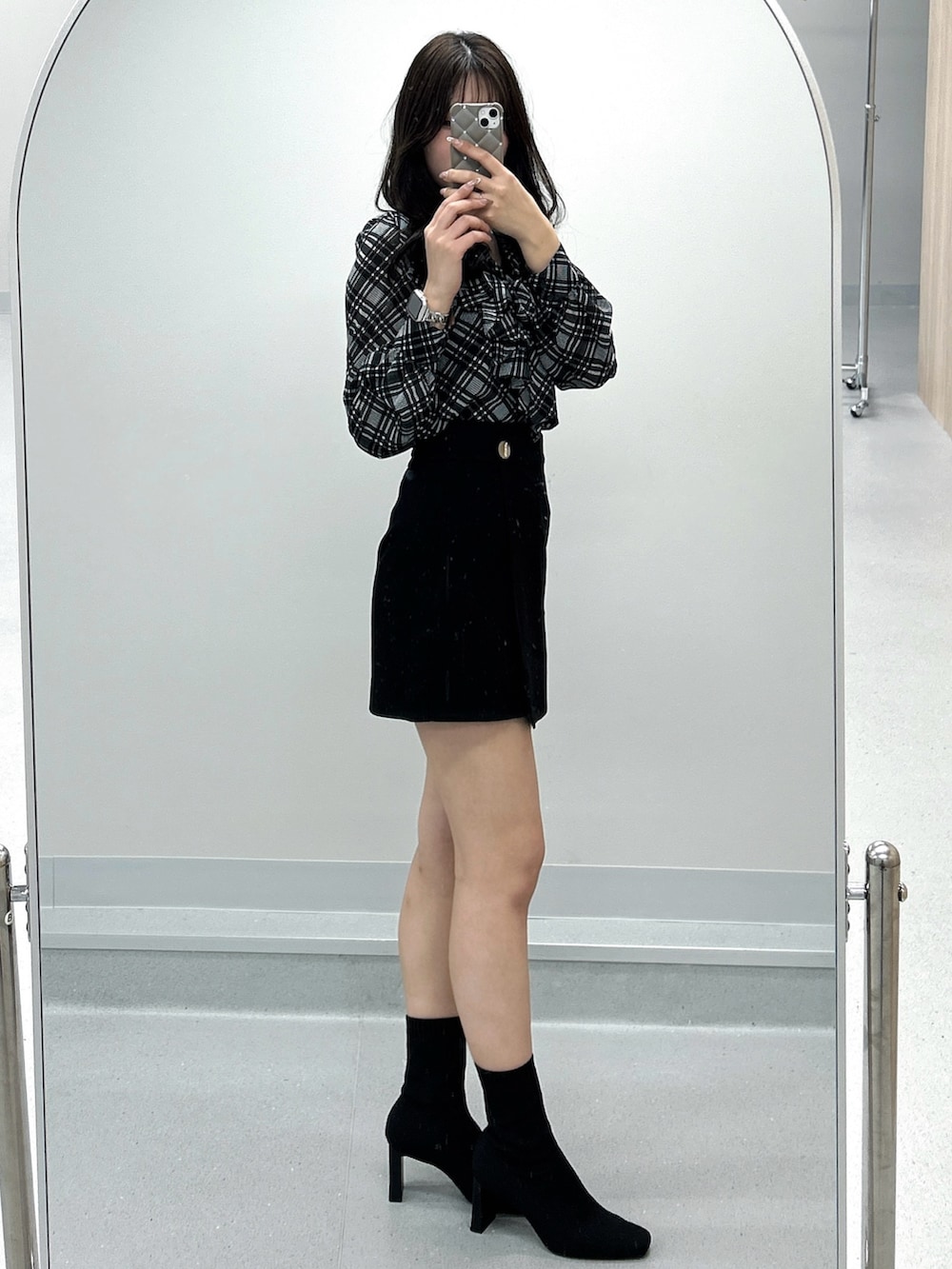 ブラック系のスカート、その他のシャツ/ブラウスを着用したレディースの春コーディネートの3枚目の写真