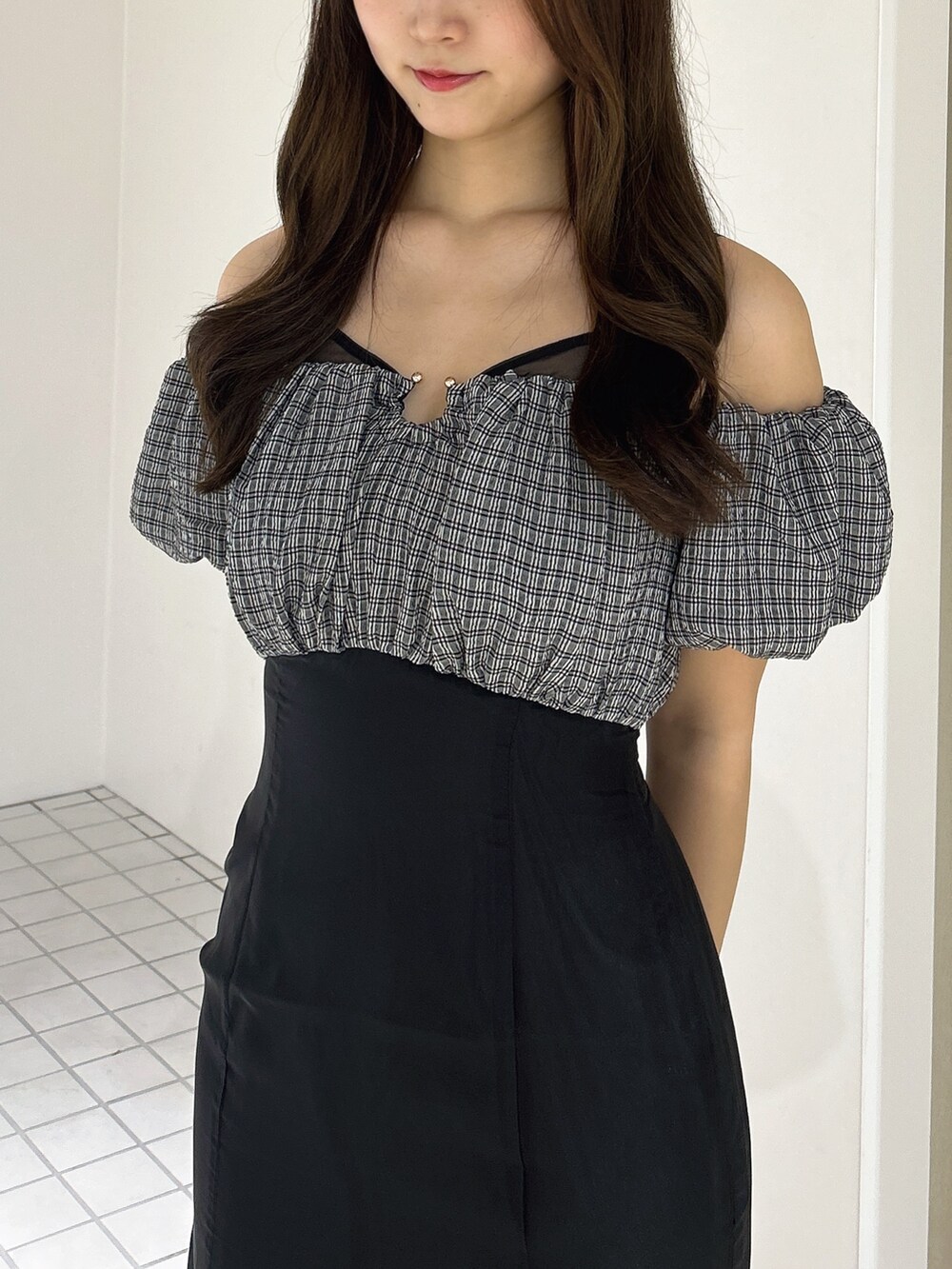 ブラック系のワンピース、ホワイト系のサンダルを着用したレディースの夏コーディネートの5枚目の写真