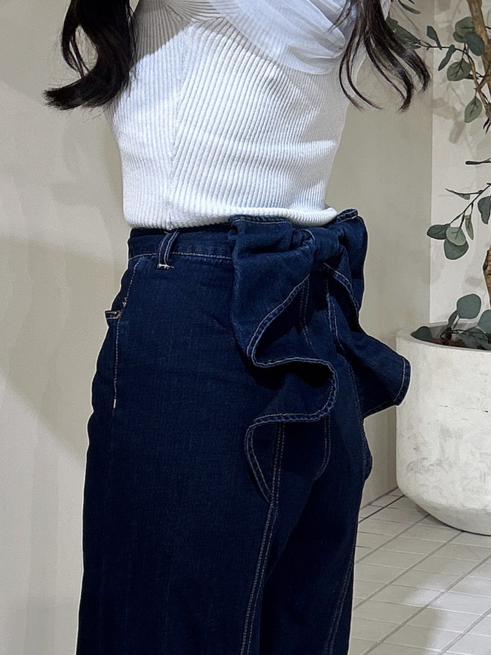 ブルー系のデニムパンツ、ブルー系のニット/セーターを着用したレディースの夏コーディネートの2枚目の写真