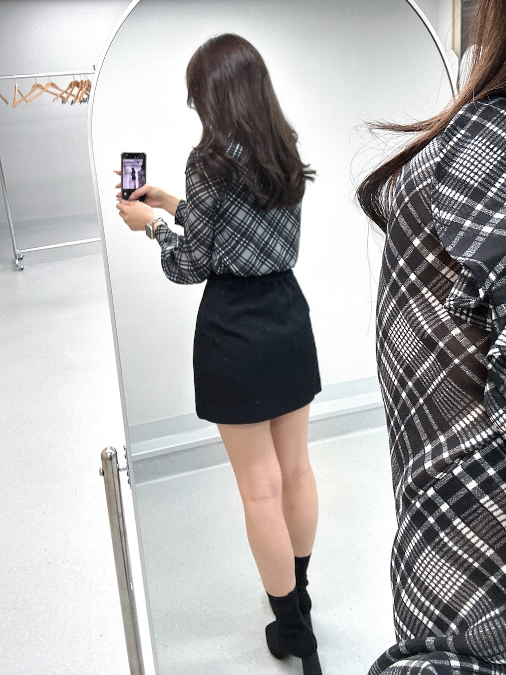 ブラック系のスカート、その他のシャツ/ブラウスを着用したレディースの春コーディネートの4枚目の写真