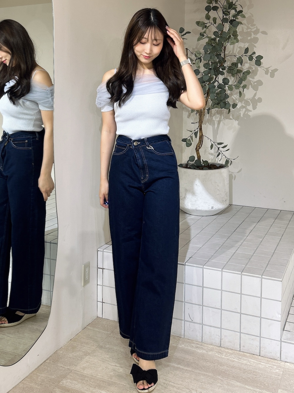 ブルー系のデニムパンツ、ブルー系のニット/セーターを着用したレディースの夏コーディネートの3枚目の写真