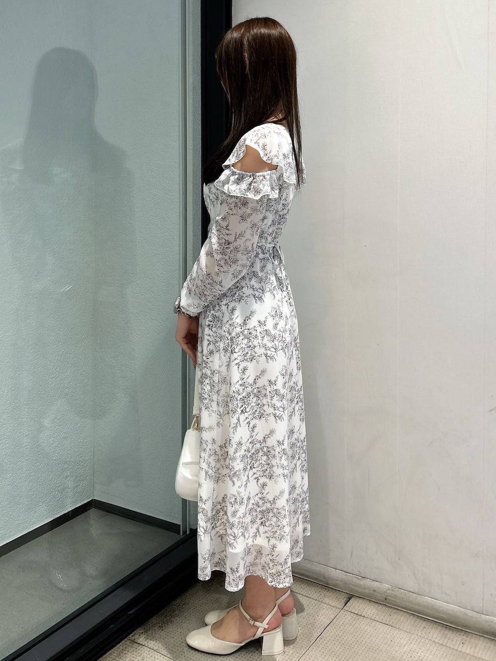 ホワイト系のテーラードジャケット、ホワイト系のシャツワンピース、ホワイト系のハンドバッグを着用したレディースの春コーディネートの6枚目の写真