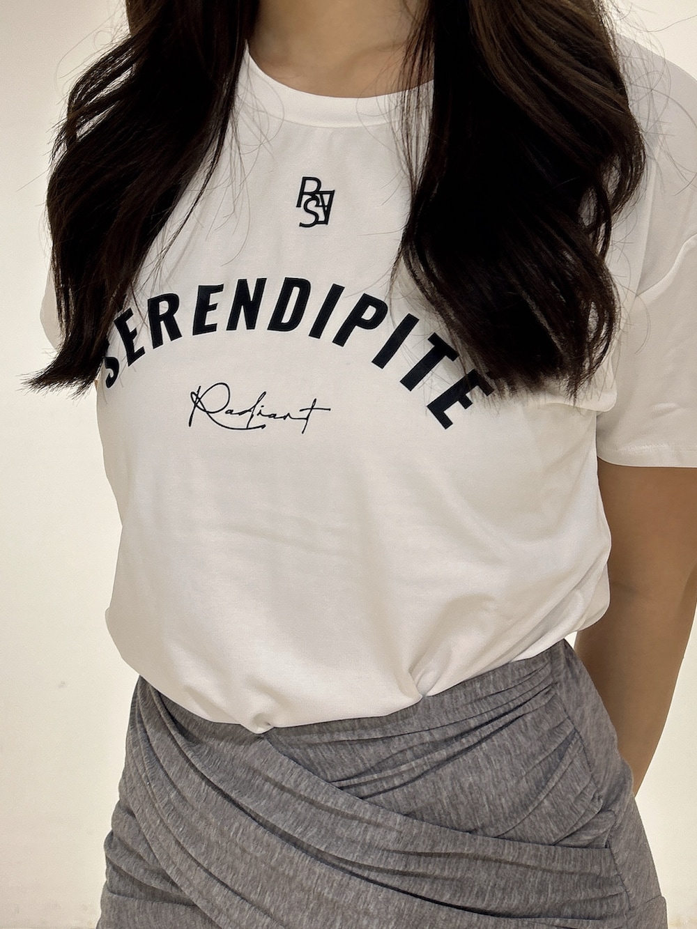 グレー系のスカート、ホワイト系のTシャツ/カットソー、ホワイト系のサンダルを着用したレディースの夏コーディネートの5枚目の写真