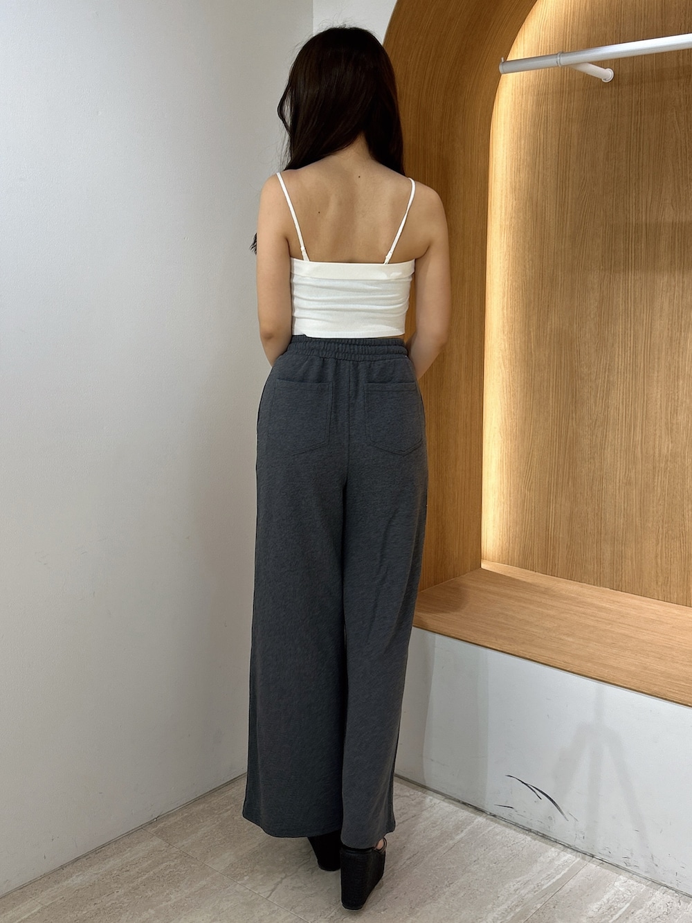 グレー系のスウェットパンツ、ホワイト系のキャミソール、ブラック系のサンダルを着用したレディースの夏コーディネートの5枚目の写真