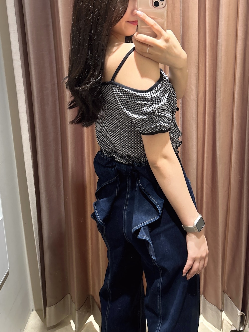 ブルー系のデニムパンツ、ブラック系のTシャツ/カットソーを着用したレディースの夏コーディネートの5枚目の写真