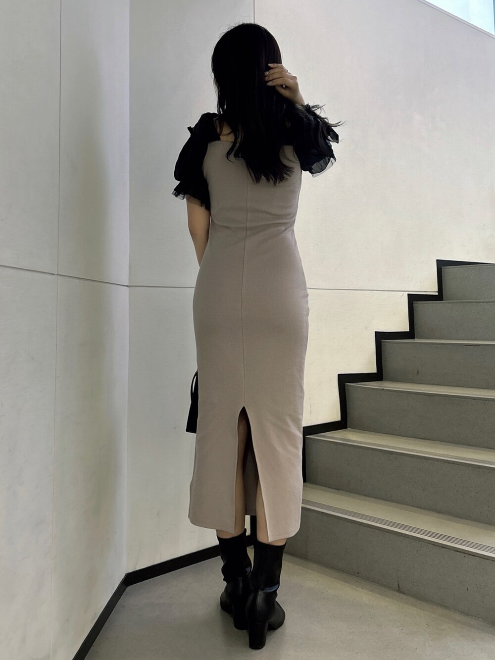 ベージュ系のワンピース、ブラック系のハンドバッグを着用したレディースの秋コーディネートの3枚目の写真