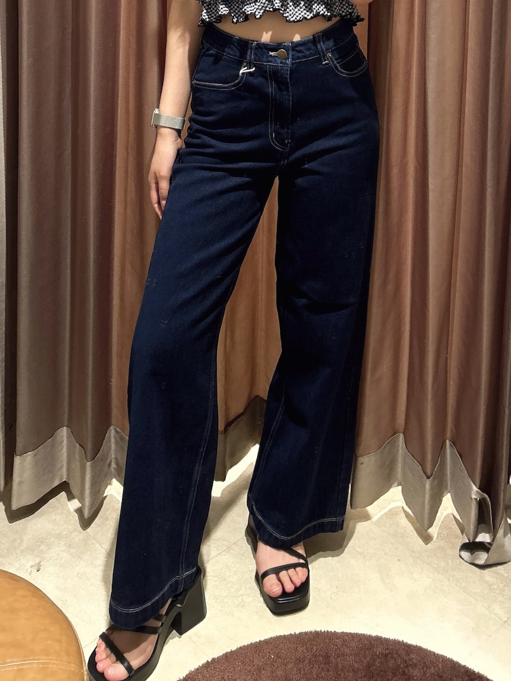 ブルー系のデニムパンツ、ブラック系のTシャツ/カットソーを着用したレディースの夏コーディネートの6枚目の写真