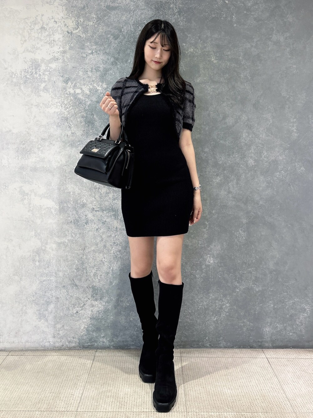 その他のワンピース、ブラック系のハンドバッグを着用したレディースの夏コーディネートの2枚目の写真