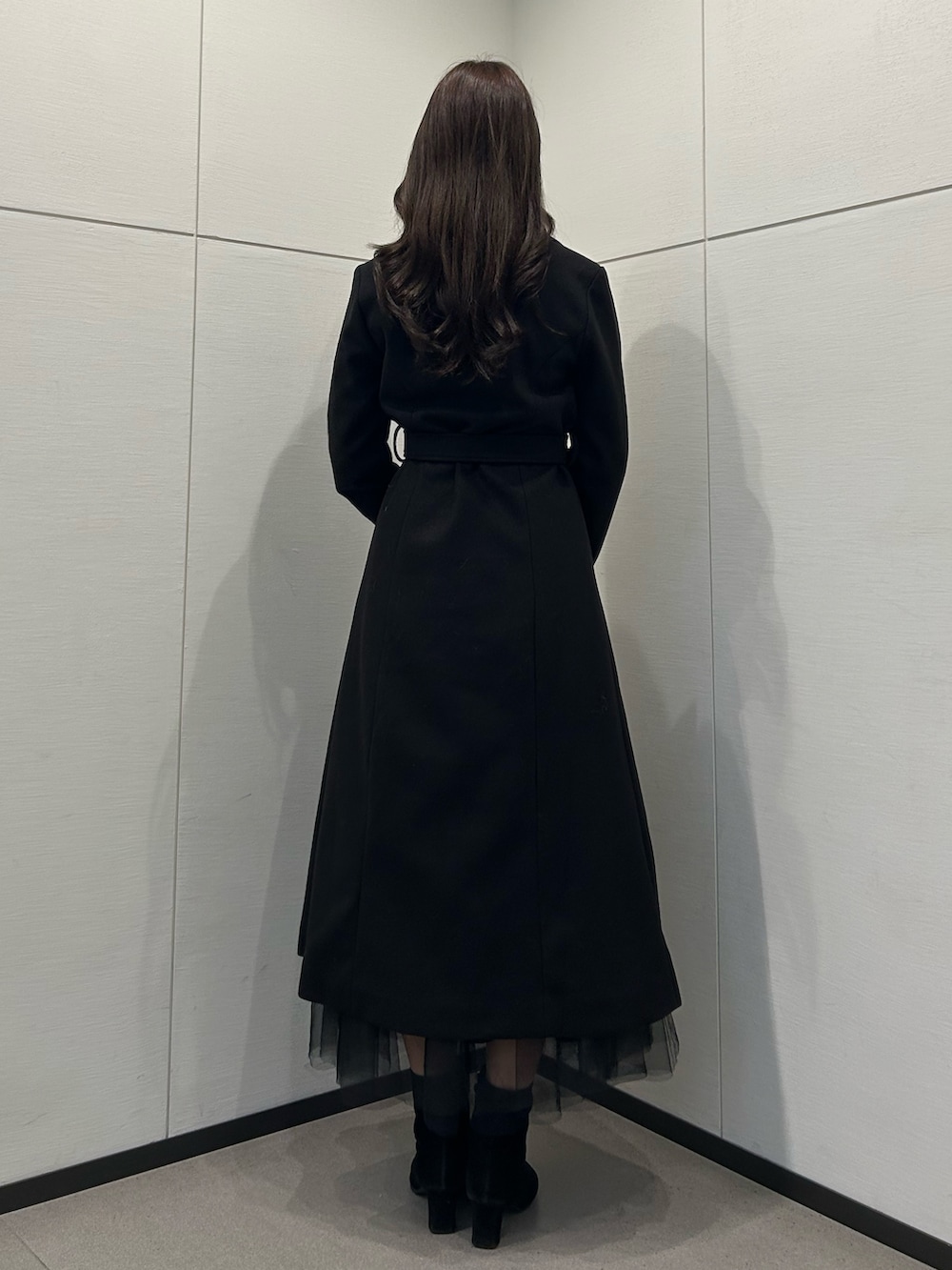 ブラック系のその他アウター、ブラック系のスカートを着用したレディースの冬コーディネートの3枚目の写真
