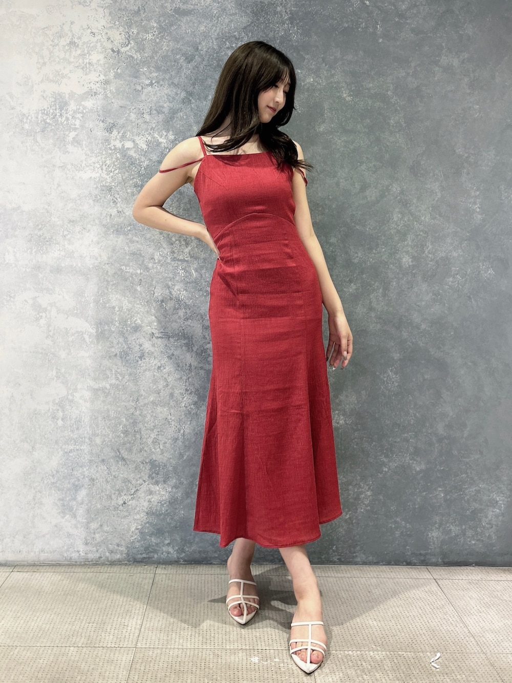 レッド系のワンピース、ホワイト系のサンダルを着用したレディースの夏コーディネートの2枚目の写真