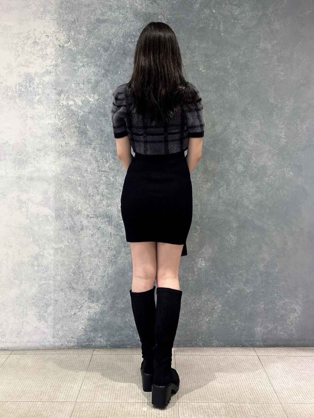 その他のワンピース、ブラック系のハンドバッグを着用したレディースの夏コーディネートの4枚目の写真