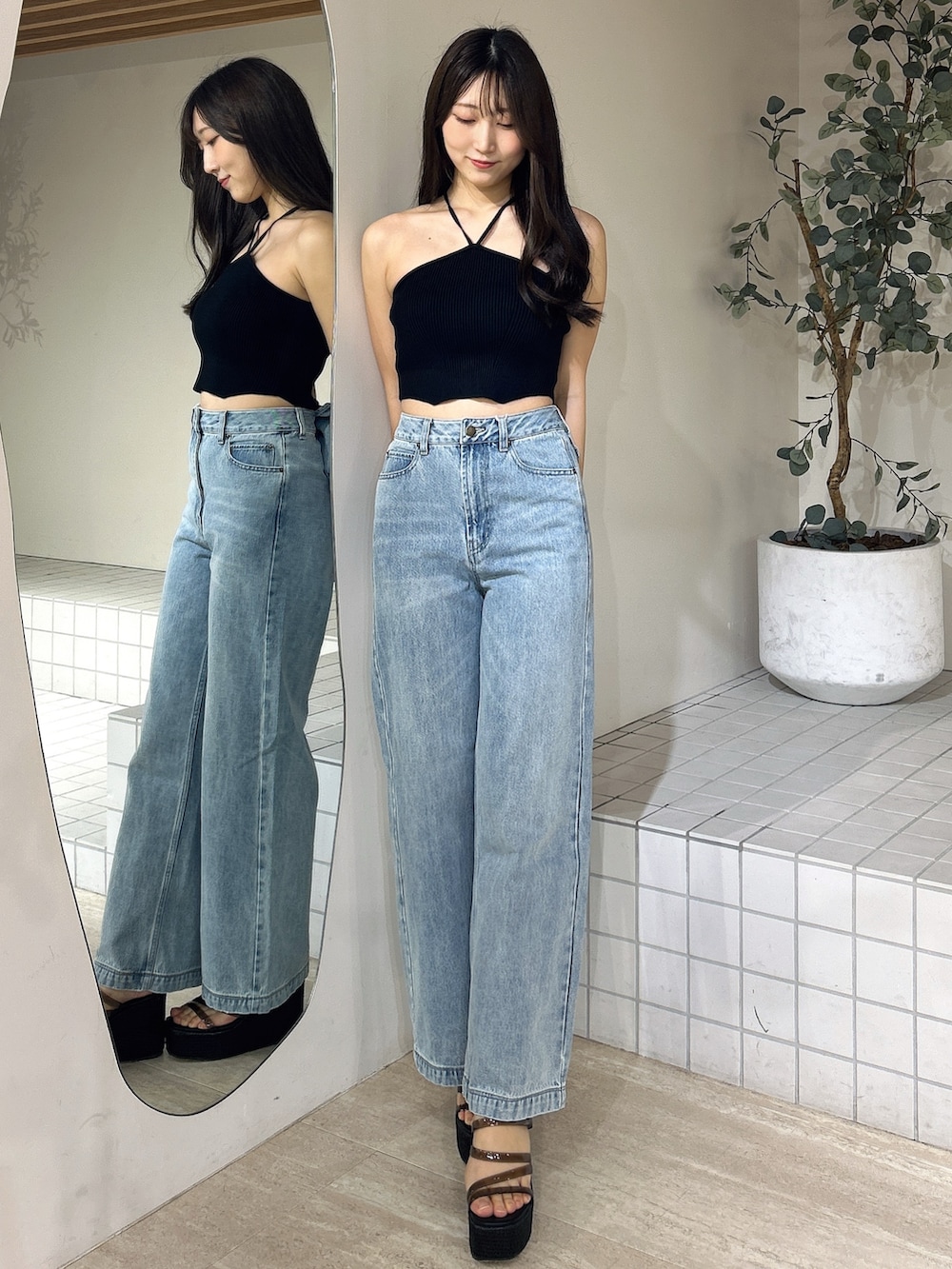 ブルー系のデニムパンツ、ブラック系のキャミソール、ブラック系のサンダルを着用したレディースの夏コーディネートの6枚目の写真