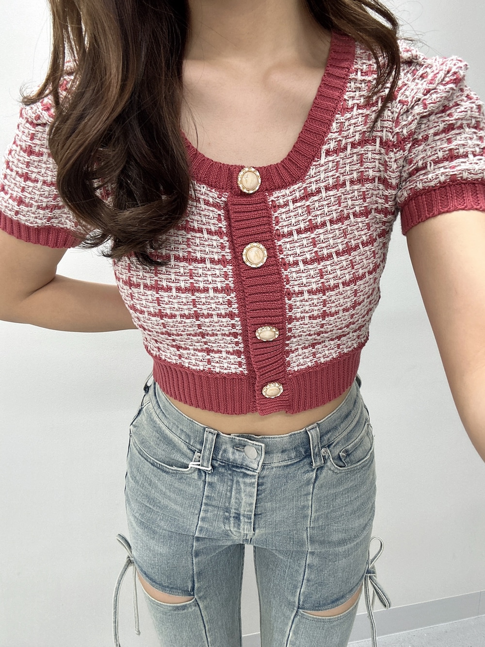 ブルー系のデニムパンツ、ホワイト系のサンダル、ピンク系のニット/セーターを着用したレディースの春コーディネートの6枚目の写真