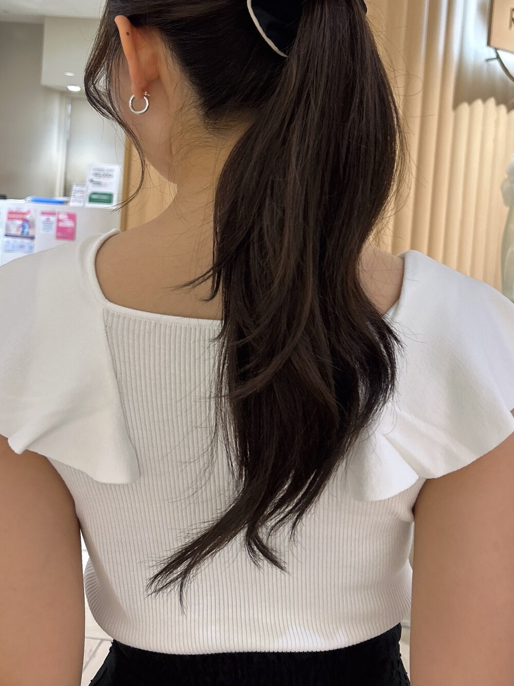 ブラック系のスカート、ホワイト系のニット/セーターを着用したレディースの夏コーディネートの5枚目の写真