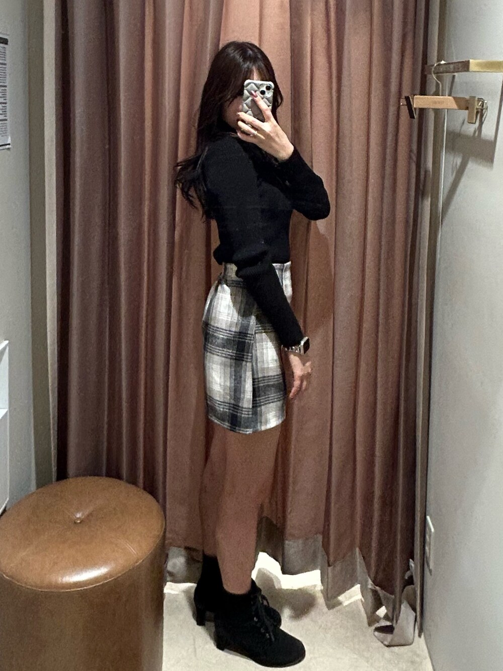 その他のスカート、ブラック系のニット/セーターを着用したレディースの冬コーディネートの3枚目の写真