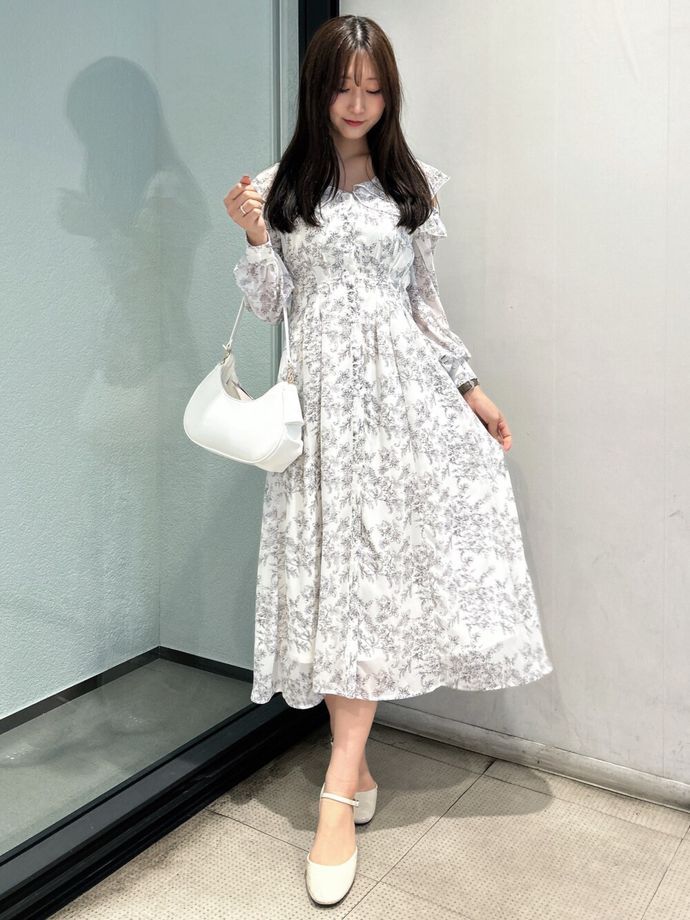 ホワイト系のテーラードジャケット、ホワイト系のシャツワンピース、ホワイト系のハンドバッグを着用したレディースの春コーディネートの5枚目の写真