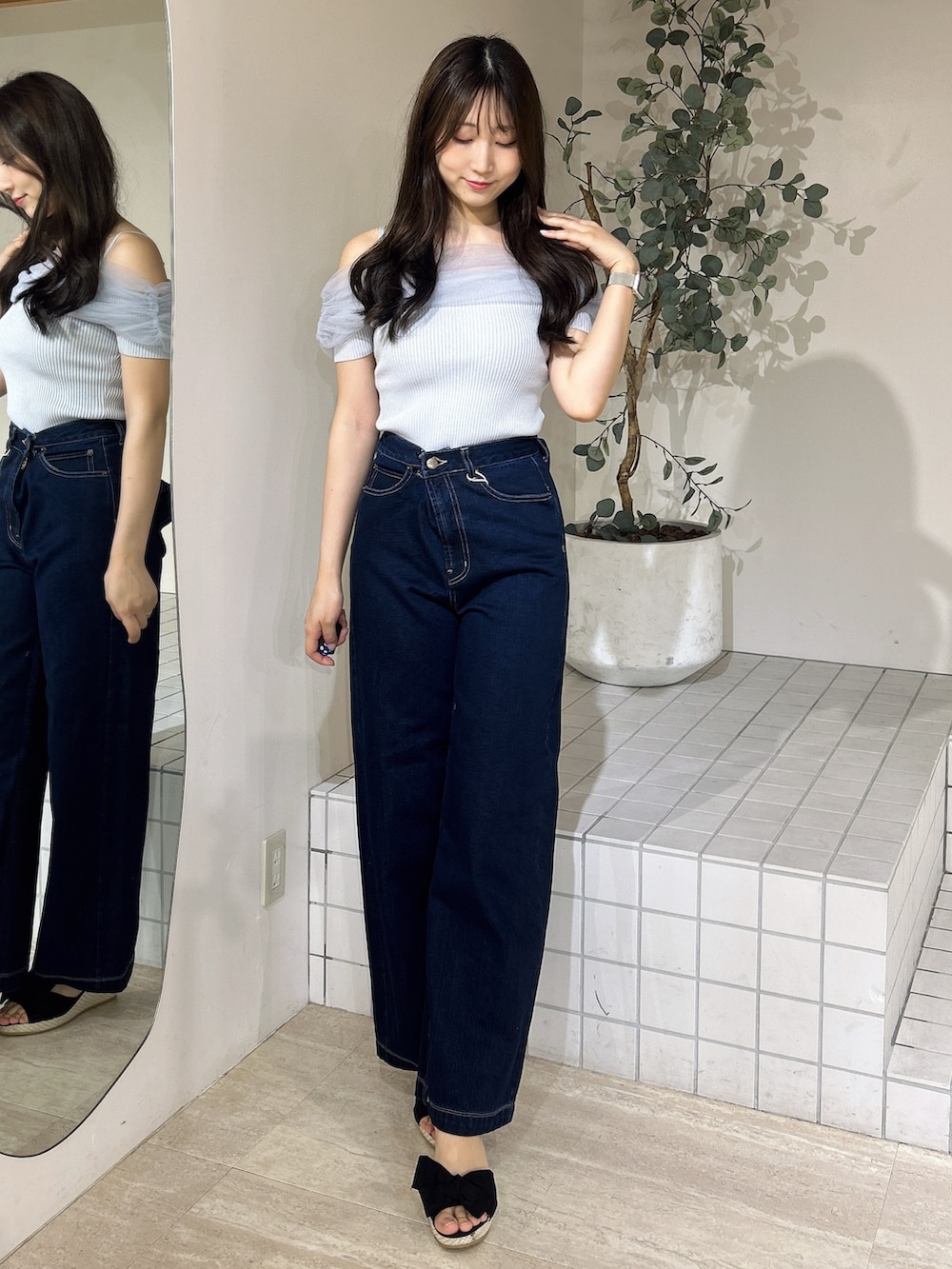 ブルー系のデニムパンツ、ブルー系のニット/セーターを着用したレディースの夏コーディネートの4枚目の写真