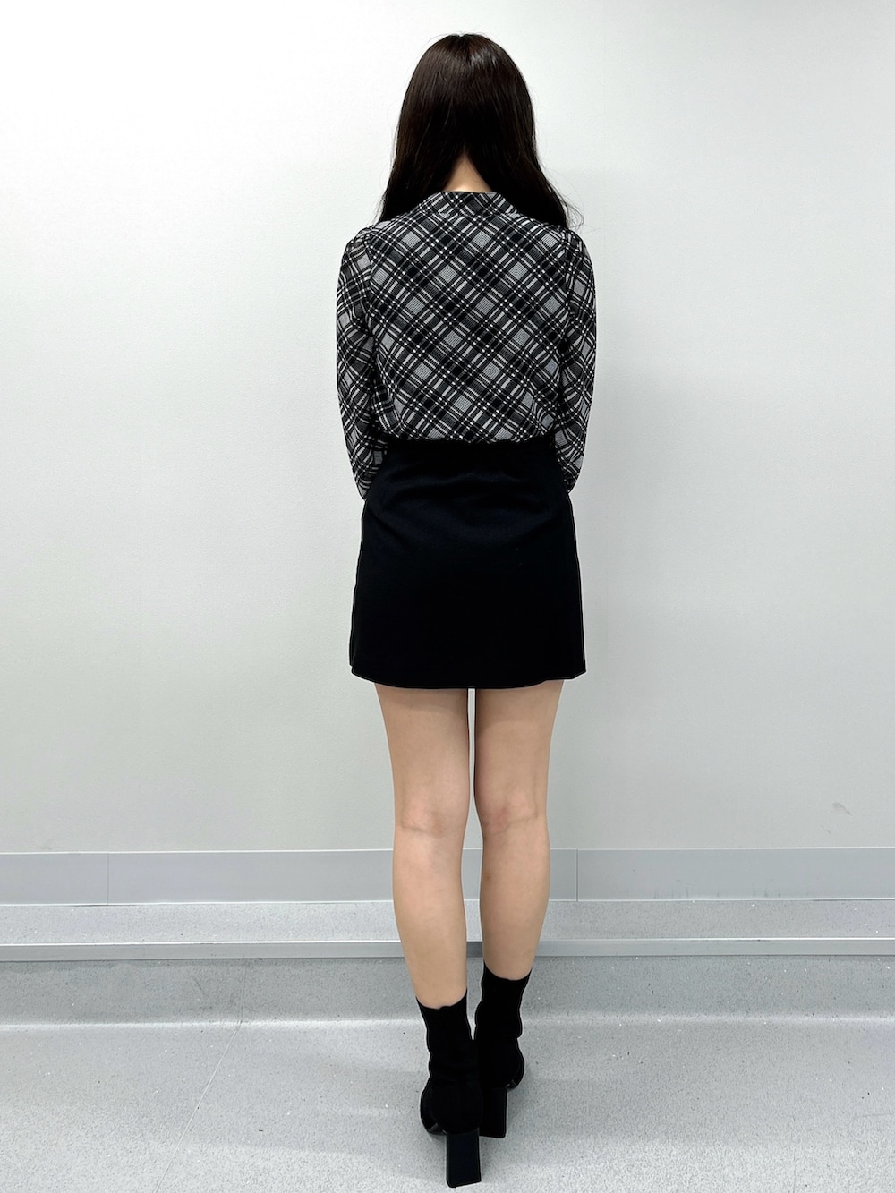 ブラック系のスカート、その他のシャツ/ブラウスを着用したレディースの春コーディネートの5枚目の写真