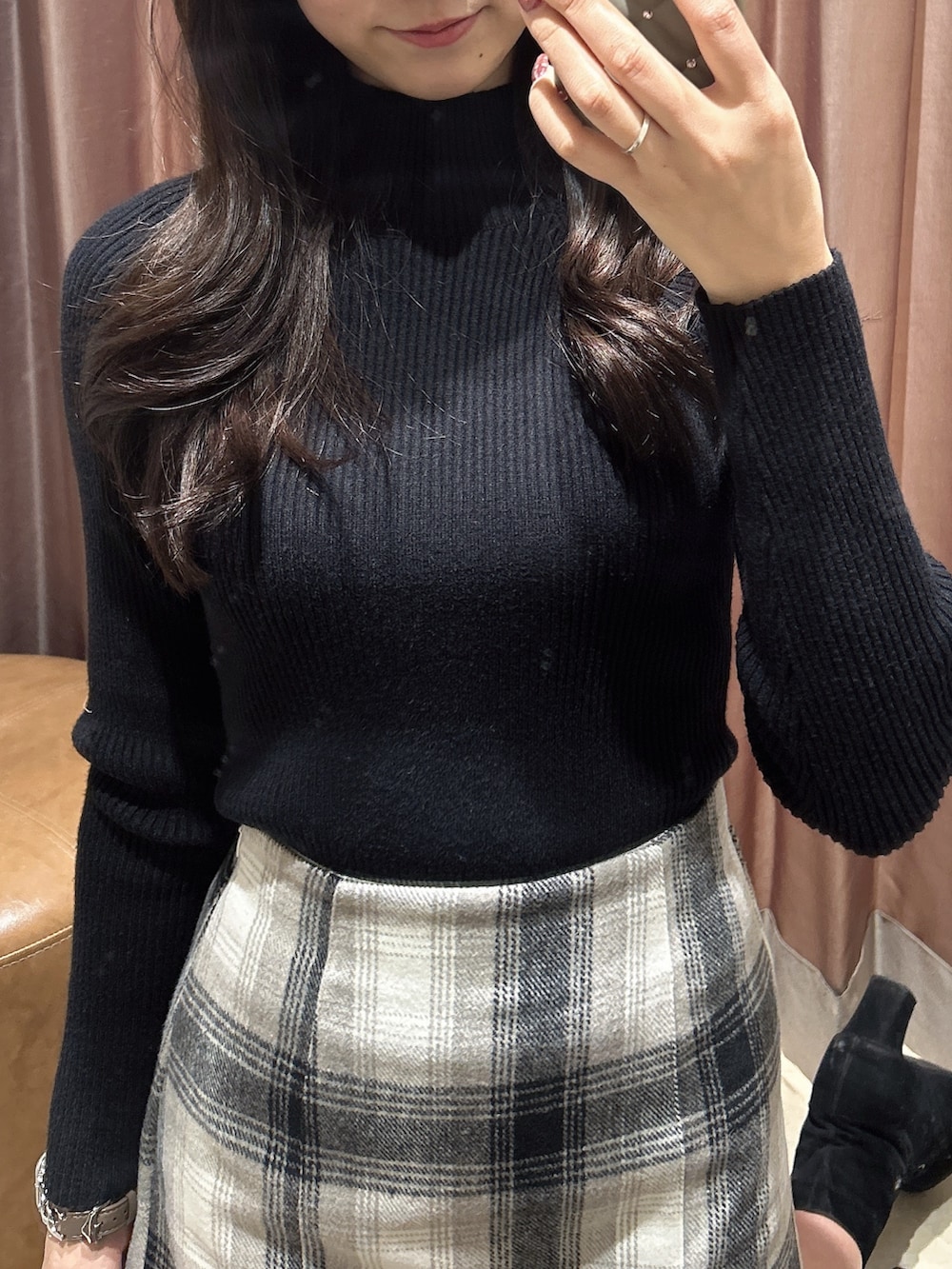 その他のスカート、ブラック系のニット/セーターを着用したレディースの冬コーディネートの5枚目の写真