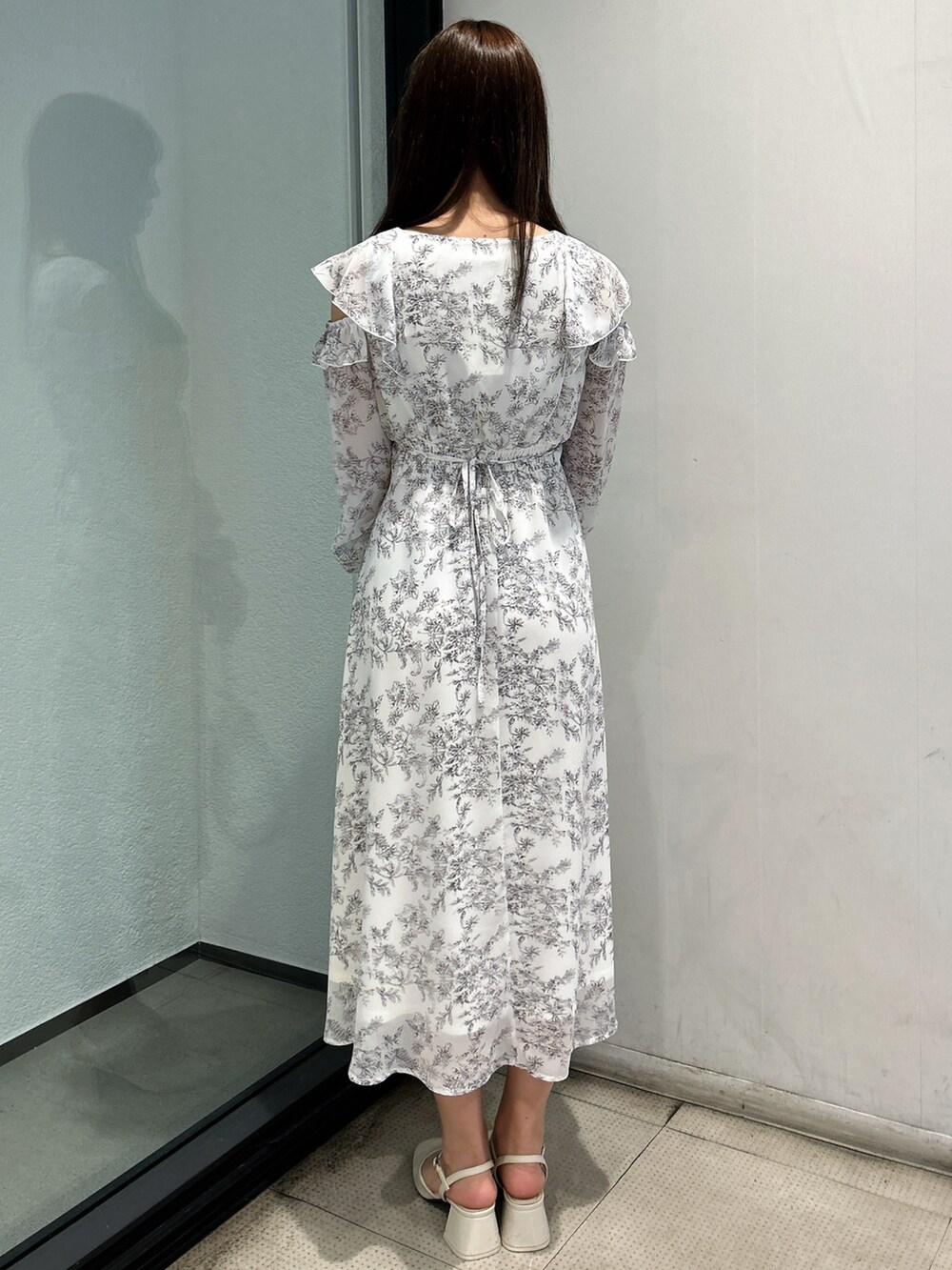 ホワイト系のテーラードジャケット、ホワイト系のシャツワンピース、ホワイト系のハンドバッグを着用したレディースの春コーディネートの7枚目の写真