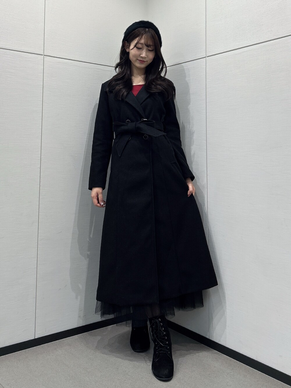 ブラック系のその他アウター、ブラック系のスカートを着用したレディースの冬コーディネートの4枚目の写真