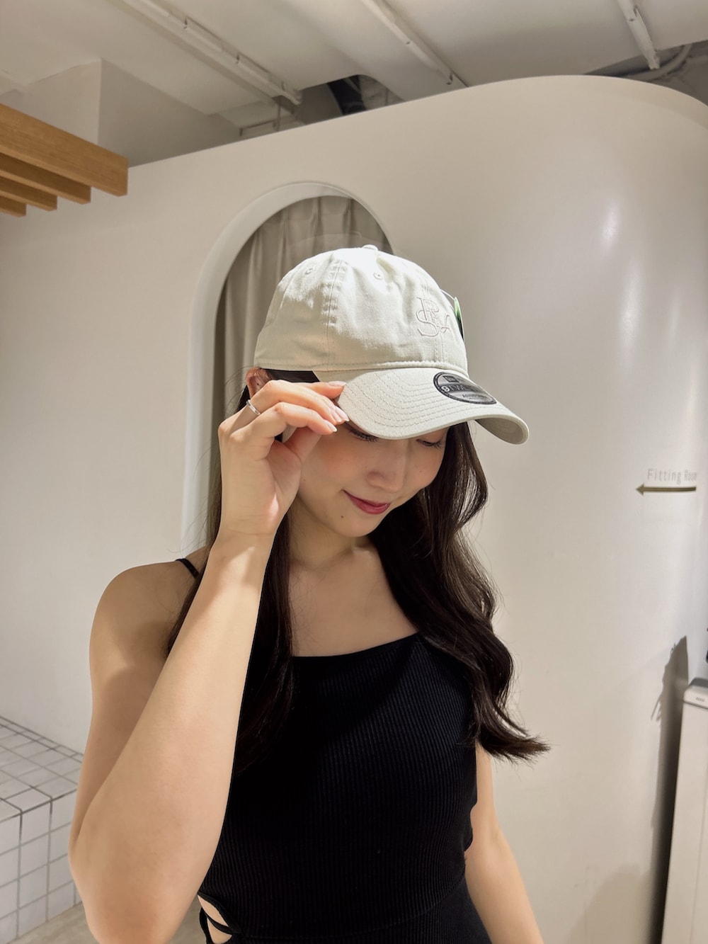 ブラック系のワンピース、ブラック系のサンダル、ベージュ系のキャップを着用したレディースの夏コーディネートの6枚目の写真