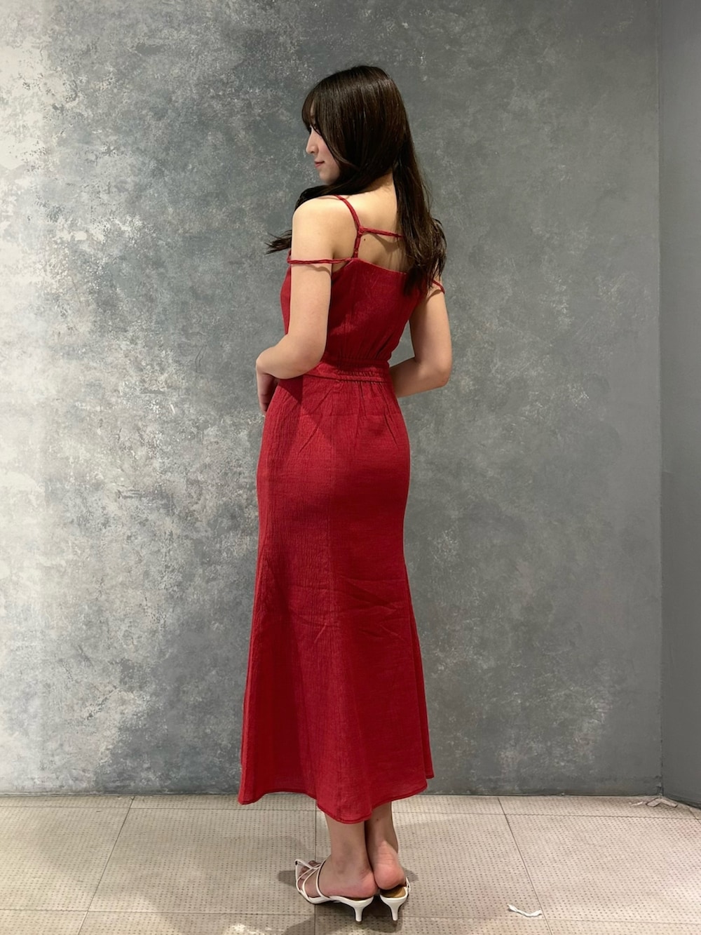 レッド系のワンピース、ホワイト系のサンダルを着用したレディースの夏コーディネートの4枚目の写真