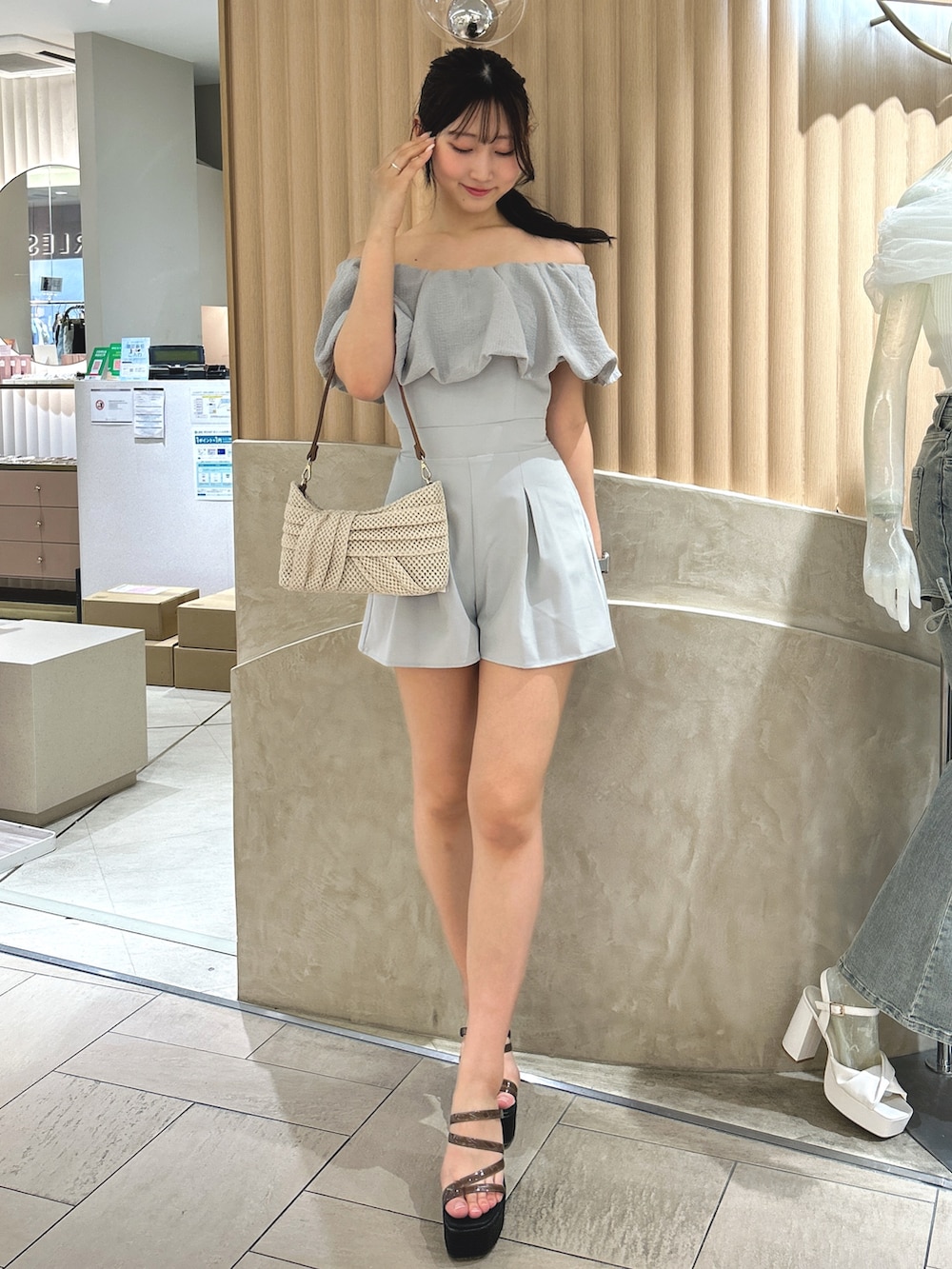 ブルー系のつなぎ/オールインワン、ベージュ系のハンドバッグ、ブラック系のサンダルを着用したレディースの夏コーディネートの3枚目の写真