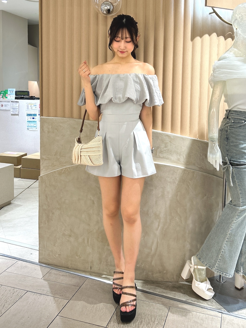 ブルー系のつなぎ/オールインワン、ベージュ系のハンドバッグ、ブラック系のサンダルを着用したレディースの夏コーディネートの2枚目の写真