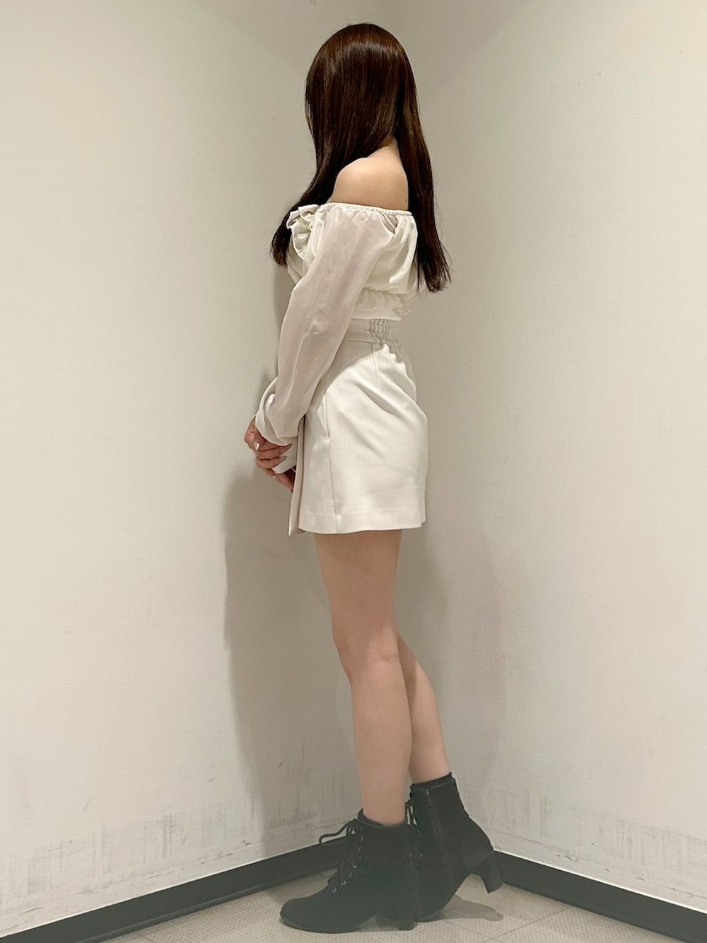 ホワイト系のスカート、ホワイト系のTシャツ/カットソー、ベージュ系のトレンチコートを着用したレディースの春コーディネートの4枚目の写真