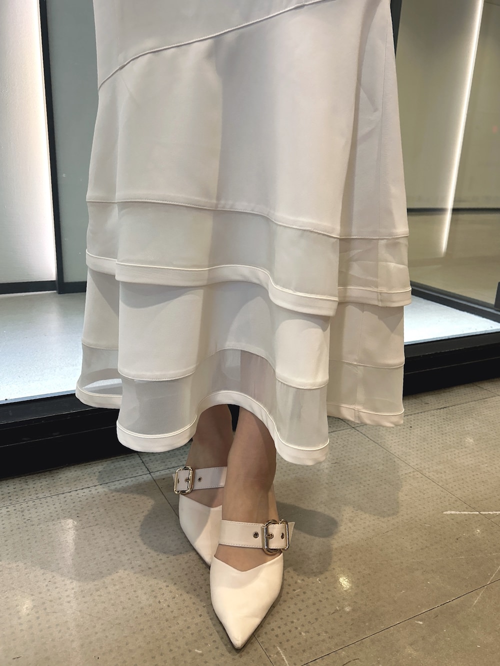 ホワイト系のスカート、ブルー系のTシャツ/カットソーを着用したレディースの春コーディネートの5枚目の写真