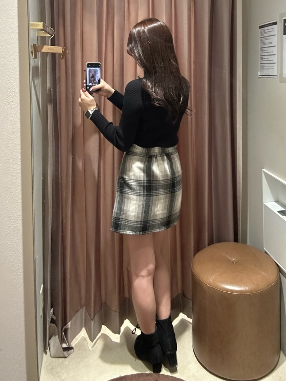 その他のスカート、ブラック系のニット/セーターを着用したレディースの冬コーディネートの4枚目の写真