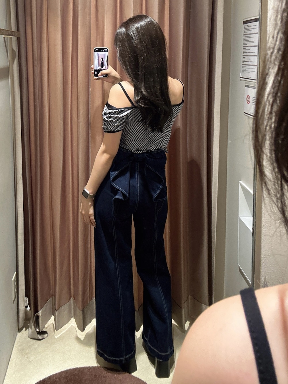 ブルー系のデニムパンツ、ブラック系のTシャツ/カットソーを着用したレディースの夏コーディネートの2枚目の写真