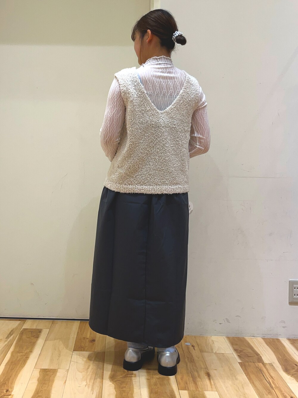 ホワイト系のTシャツ/カットソー、ホワイト系のベスト、グレー系のワンピース/ドレスを着用したレディースの秋コーディネートの2枚目の写真