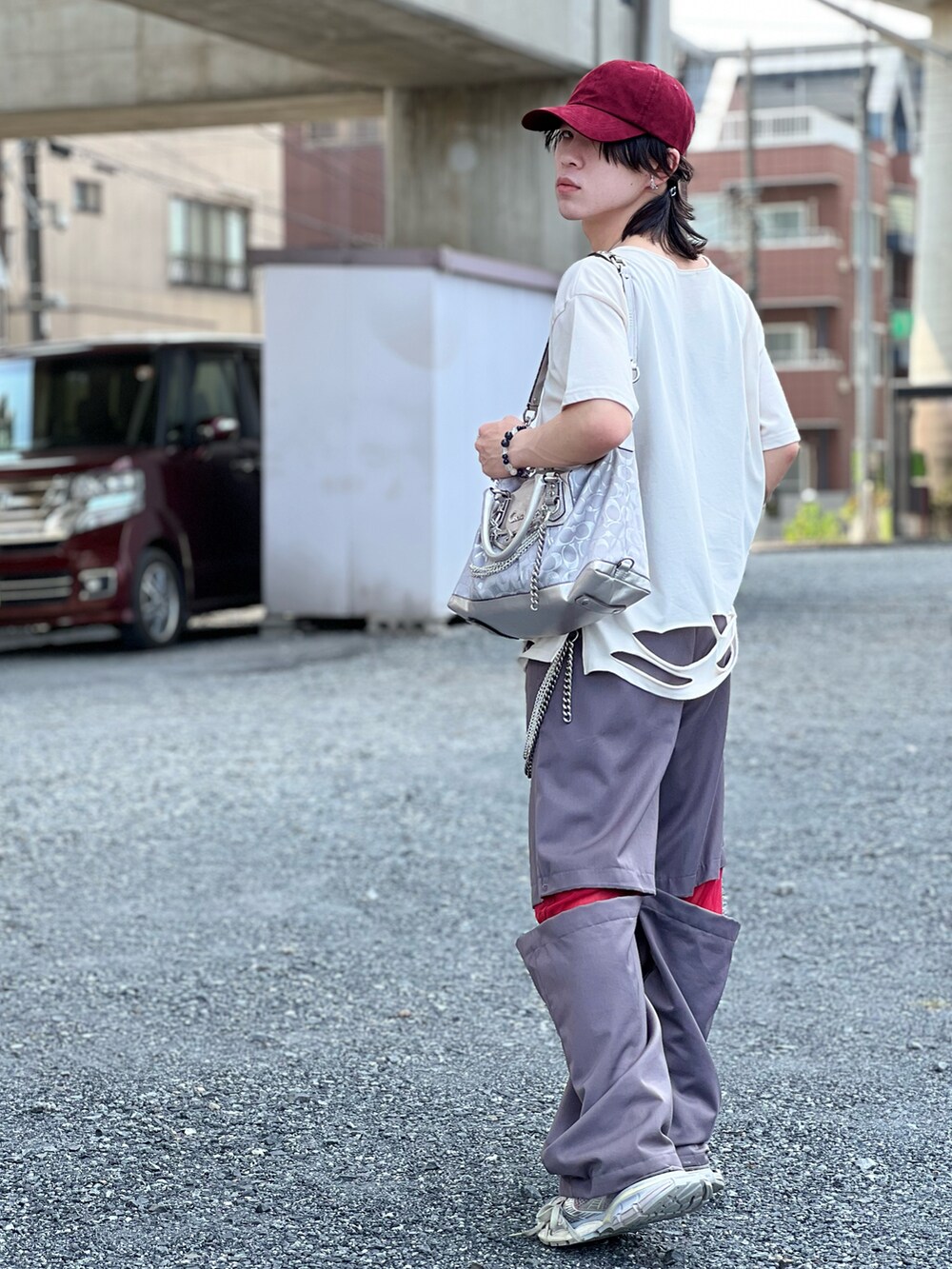 イエロー系のTシャツ/カットソー、シルバー系のバッグ、グレー系のスニーカーを着用したメンズの夏コーディネートの3枚目の写真