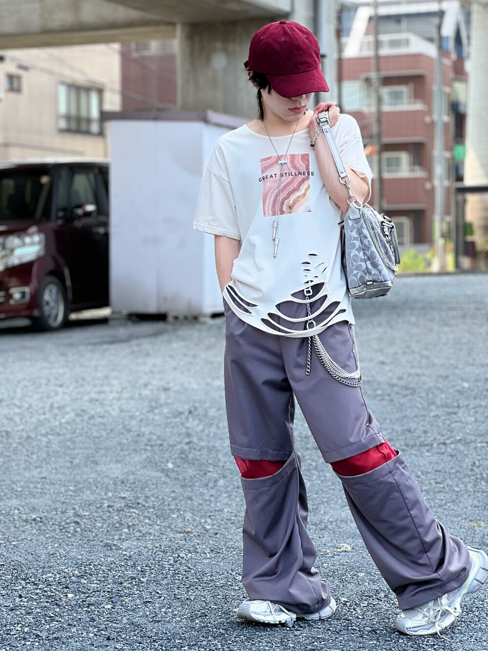 イエロー系のTシャツ/カットソー、シルバー系のバッグ、グレー系のスニーカーを着用したメンズの夏コーディネートの5枚目の写真