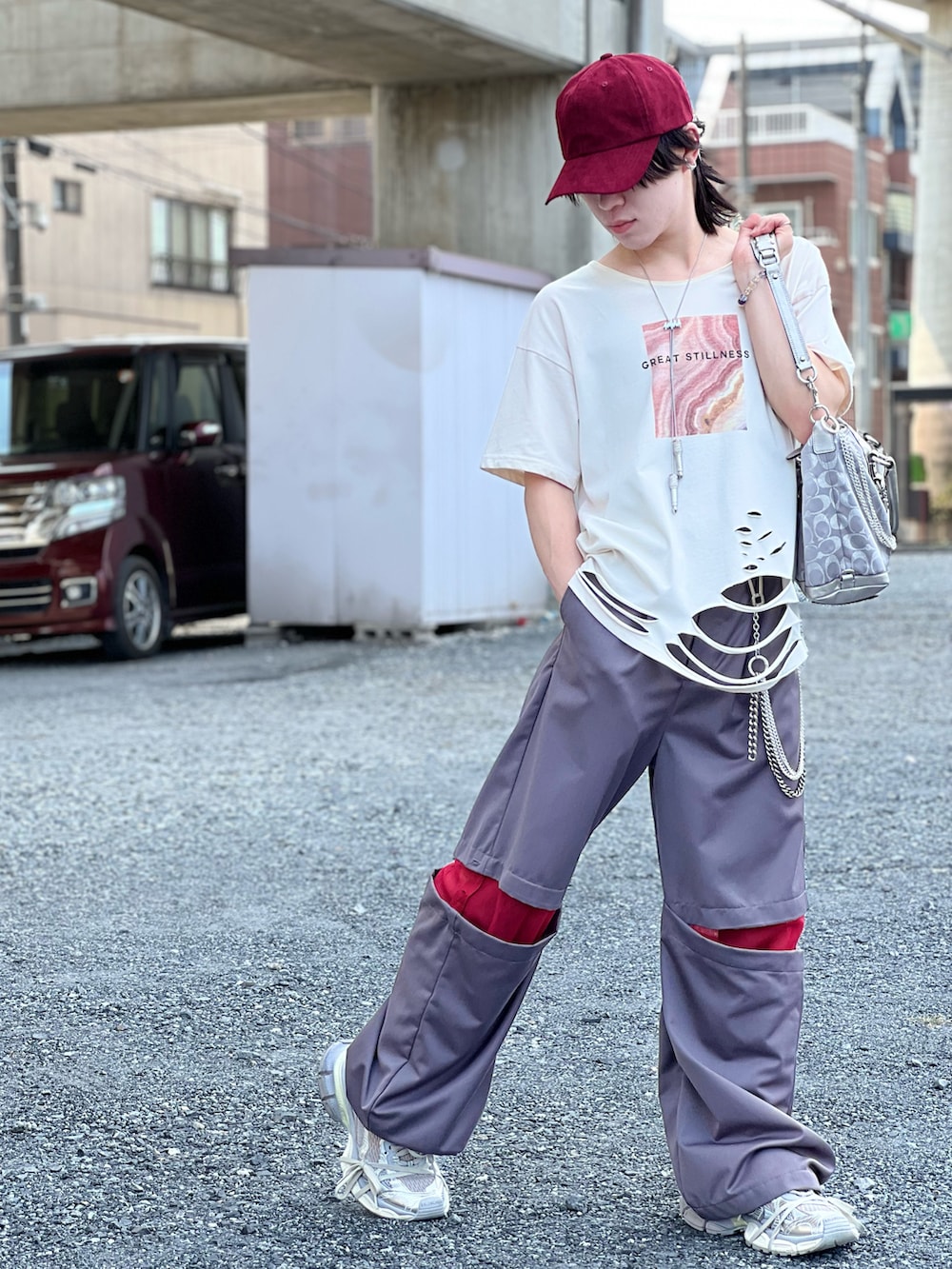 イエロー系のTシャツ/カットソー、シルバー系のバッグ、グレー系のスニーカーを着用したメンズの夏コーディネートの4枚目の写真