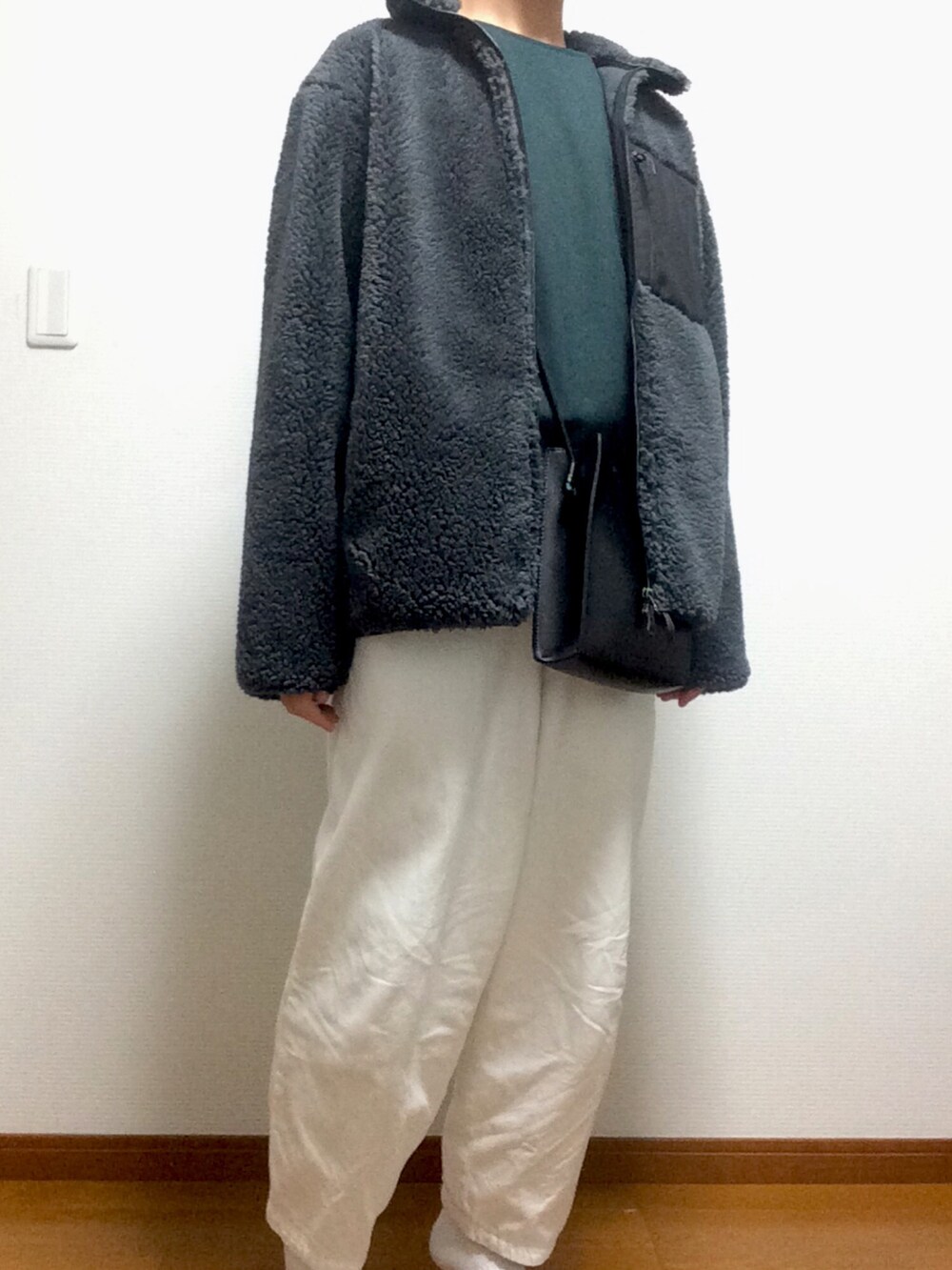 「シンプル、冬、ボアジャケット、ユニクロ、GU、白パンツ、スニーカー、クリスマスに着たい服、スクエアバッグ、グレー、グリーン、おしゃれさんと繋がりたい」｜「UNIQLOのアイテム（ジャケット/アウター、グレー系）」を使った、エビちゃん🦐さん（メンズ・167cm）の冬コーディネートの2枚目の写真